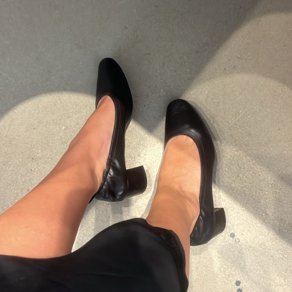 Everlane Black Leather Day Heels glove
